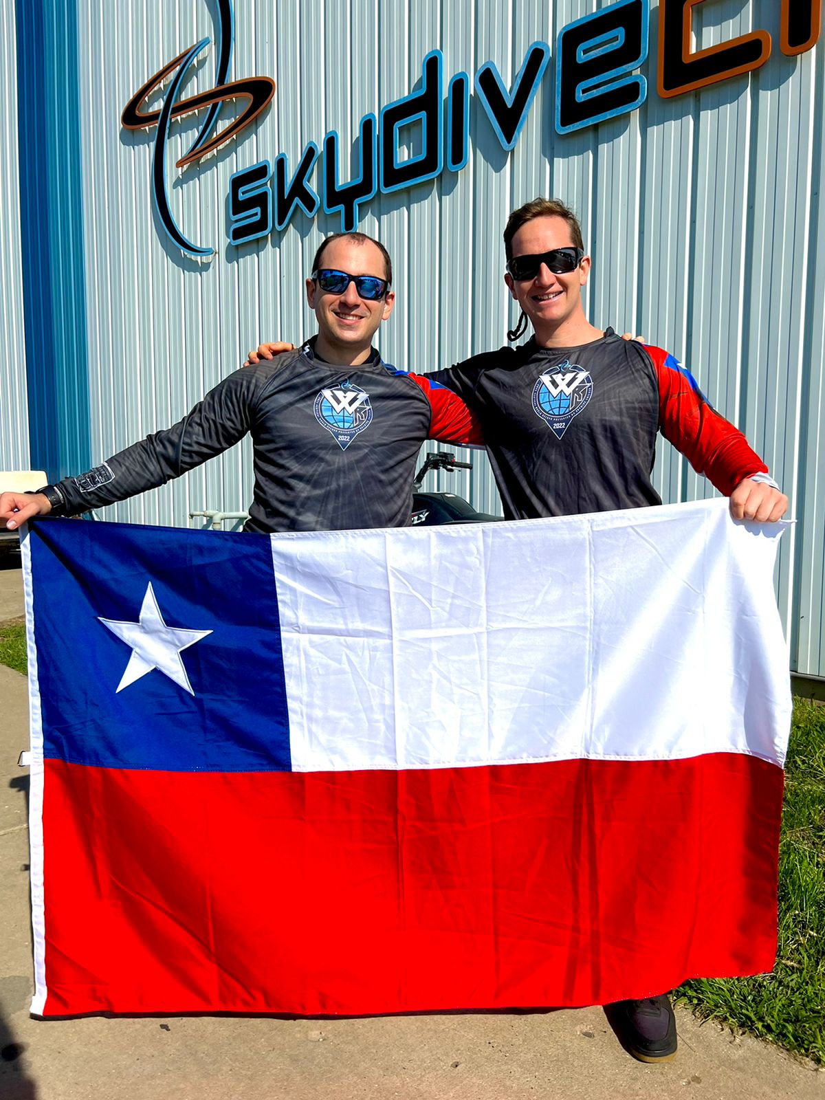 Dos chilenos trabajan duro en el intento de récord mundial de paracaidismo en Chicago