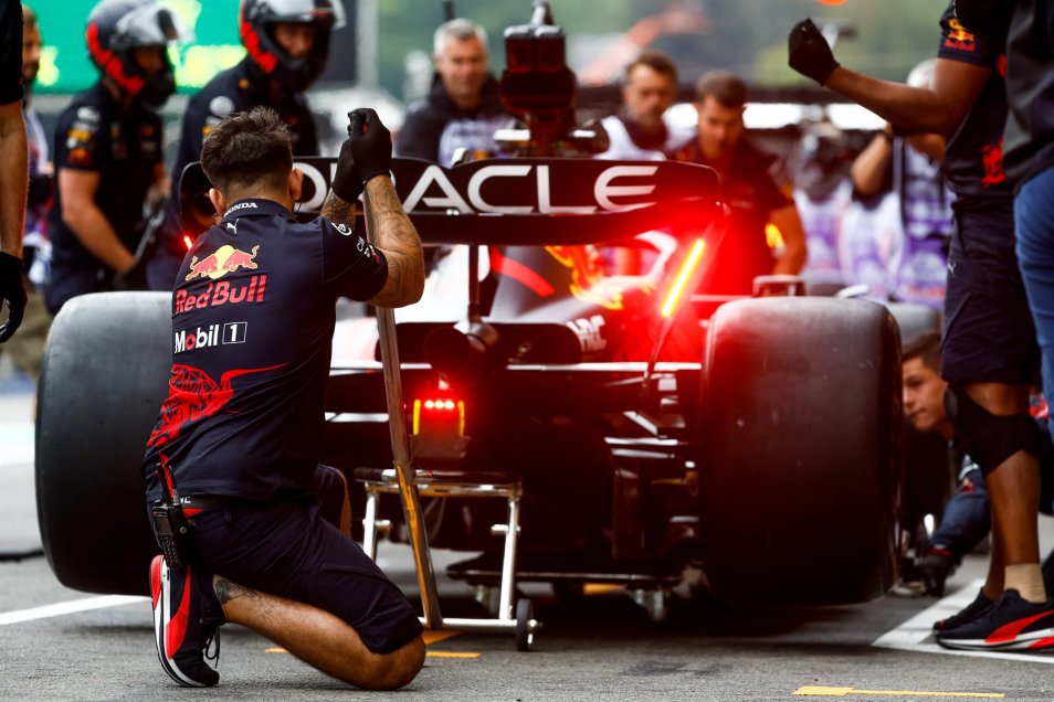 Las mejores imágenes que dejó el triunfo de Carlos Sainz en las clasificaciones del GP de Bélgica