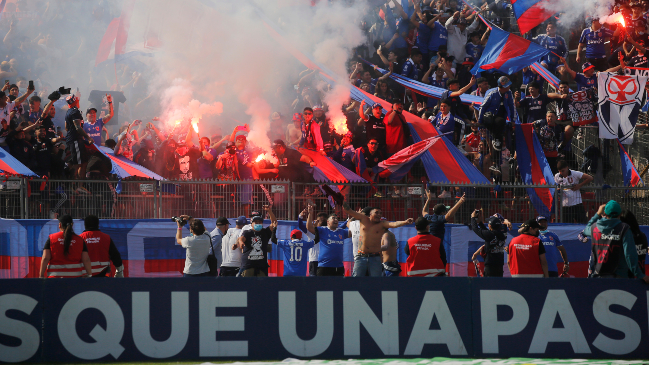 Barristas de la U invadieron la cancha, generaron destrozos y robaron camisetas a jugadores