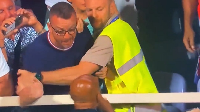 [VIDEO] Hincha de Fiorentina golpeó al DT de Napoli