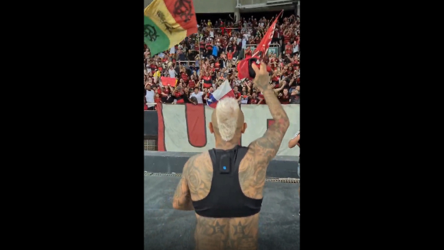 Vidal le regaló su camiseta a un hincha con la bandera chilena tras su gol ante Botafogo