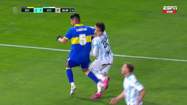 “Es un brazo apoyado”: Arbitro explicó por qué no cobró codazo de Zambrano como penal