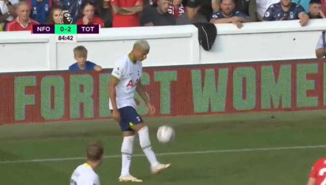 Richarlison recibió feroz patada tras “provocar” a los rivales con un lujo