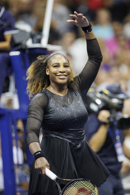 Williams debutó con un triunfo en el US Open y fue homenajeada ante su inminente retiro