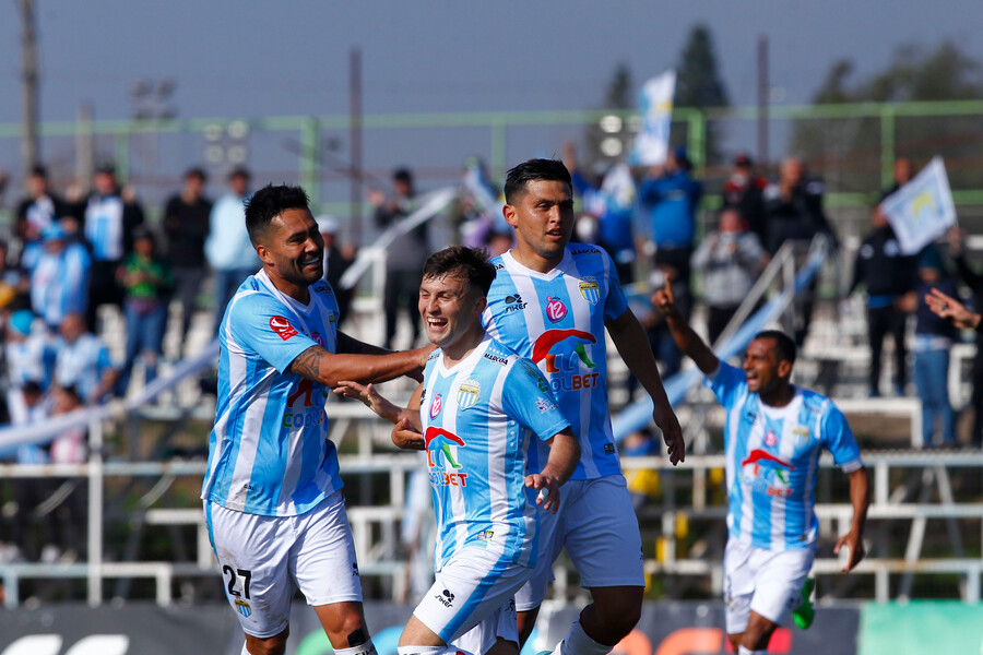 Magallanes volvió al triunfo ante Deportes Temuco y sigue encumbrado en la Primera B