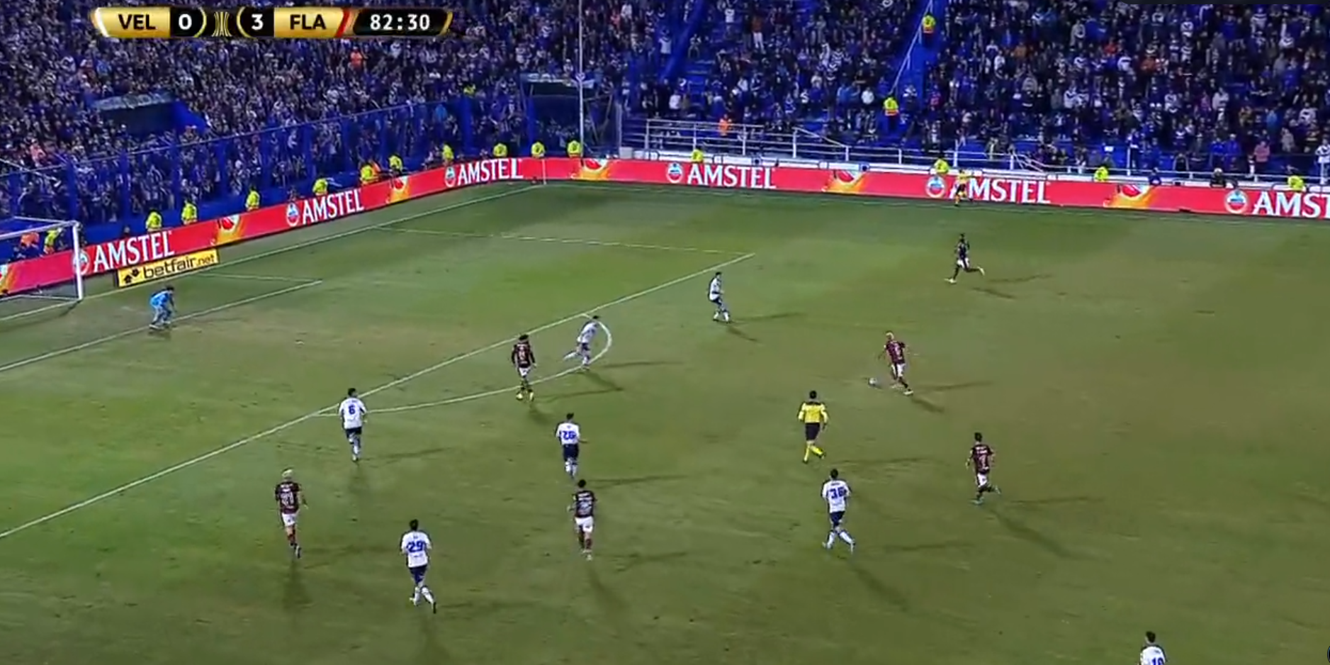 La asistencia de Vidal a Pedro para sellar la goleada de Flamengo a Vélez en la Libertadores