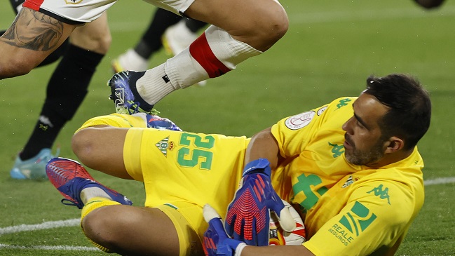 Bravo aclaró que seguirá en Betis y se refirió al lío de su inscripción: Pregúntenle al club