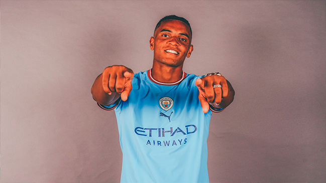 Manchester City cerró incorporación del central suizo Manuel Akanji