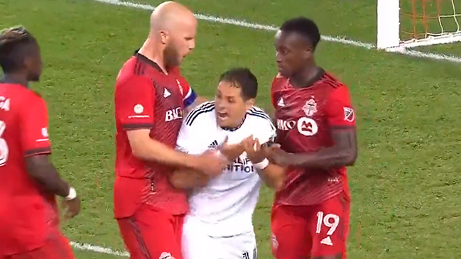 La exagerada reacción de “Chicharito” Hernández: Se ganó miles de burlas