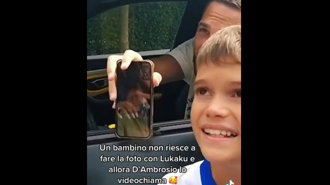 D’ Ambrosio hizo una videollamada con Lukaku para que un pequeño fan se fotografiara con él