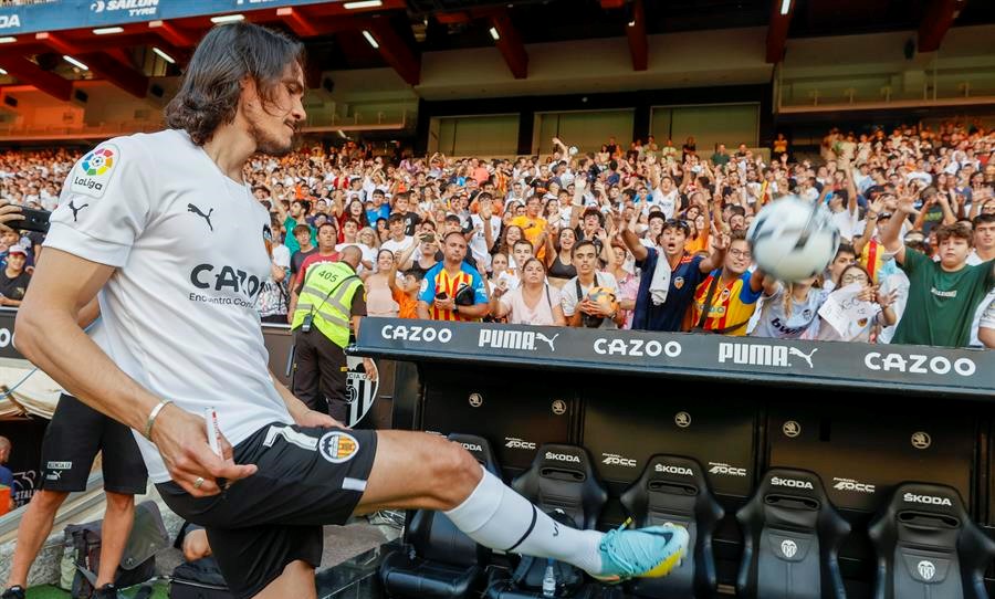 Con Edinson Cavani a la cabeza: Valencia presentó a sus refuerzos en Mestalla
