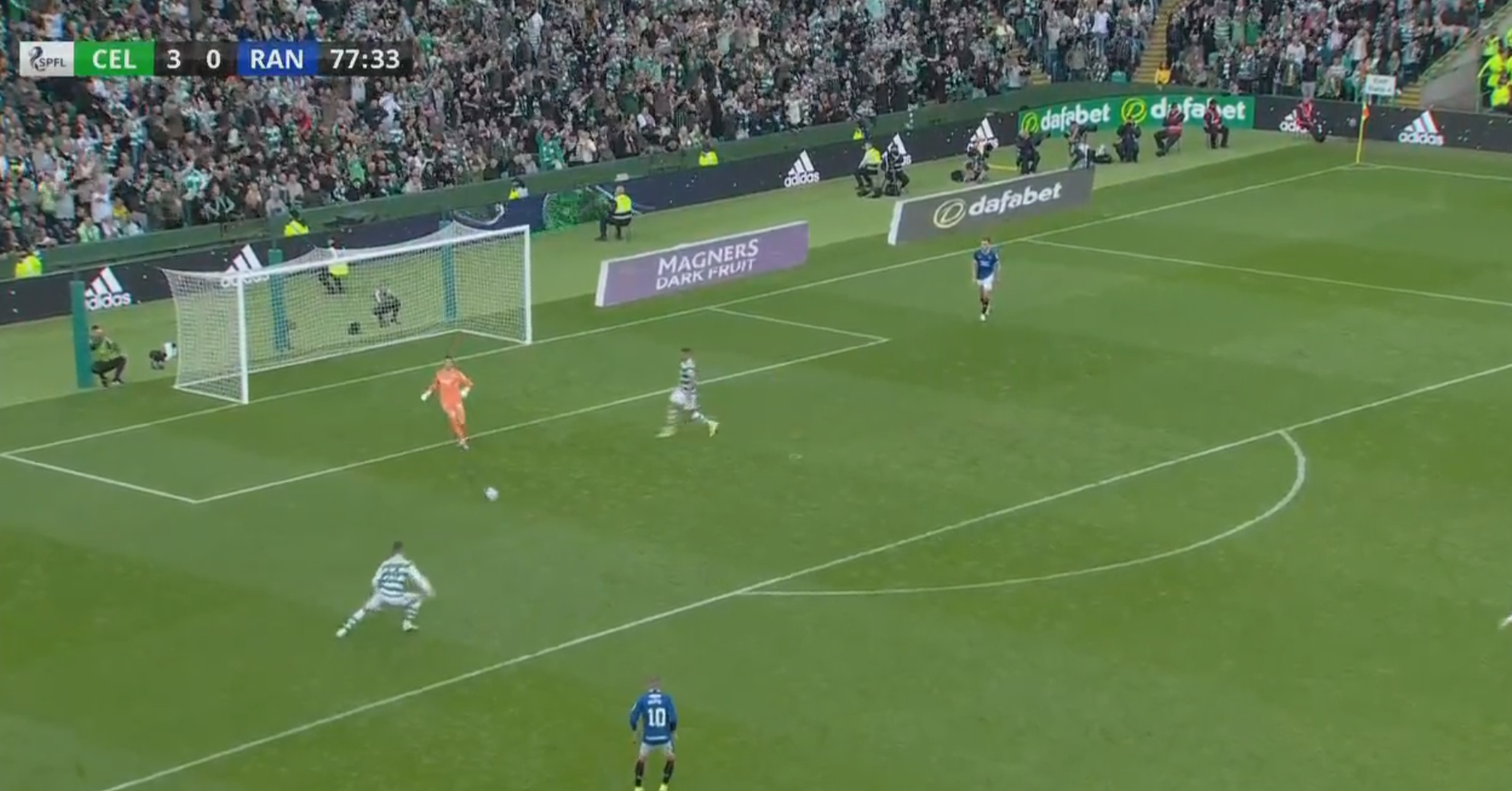El increíble error del arquero de Rangers en la paliza sufrida ante Celtic en el clásico de Escocia