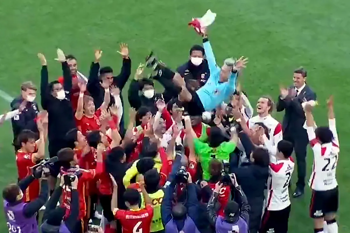 Árbitro japonés se retiró ovacionado y un jugador se sacó la camiseta para recibir su última amarilla