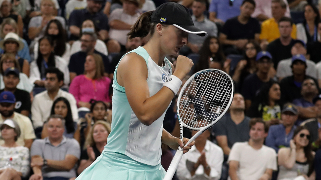 La número uno del mundo Iga Swiatek sigue a paso firme en el US Open