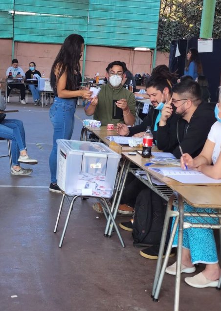 La jueza Cindy Nahuelcoy cumplió con su deber cívico en Pudahuel