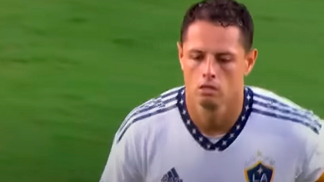Otra de “Chicharito”: La horrible ejecución de un penal “a lo Panenka”