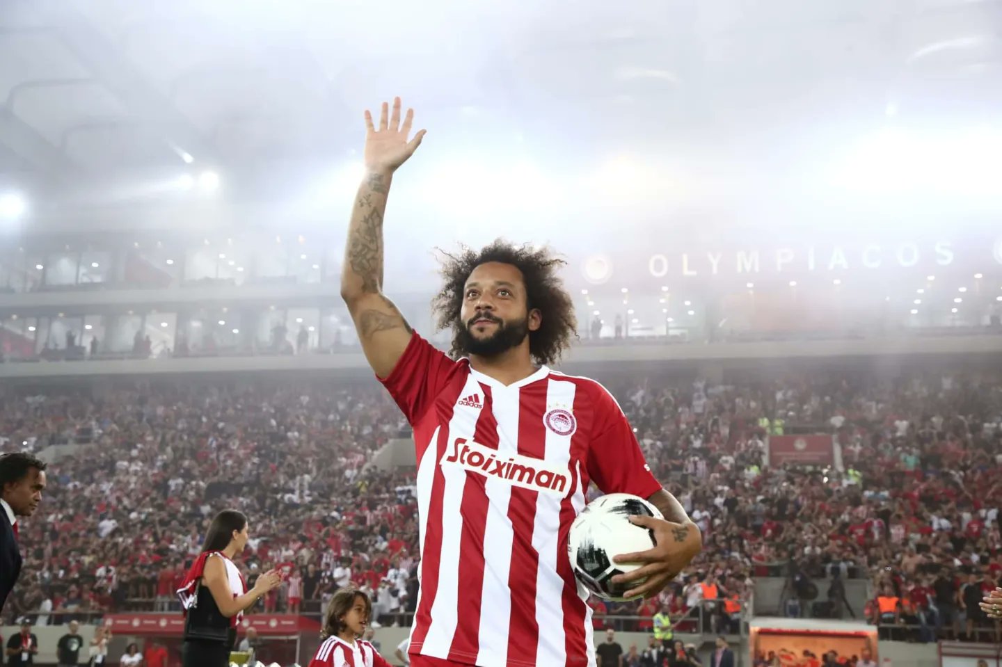Un feliz Marcelo fue recibido por una multitud de hinchas de Olympiacos