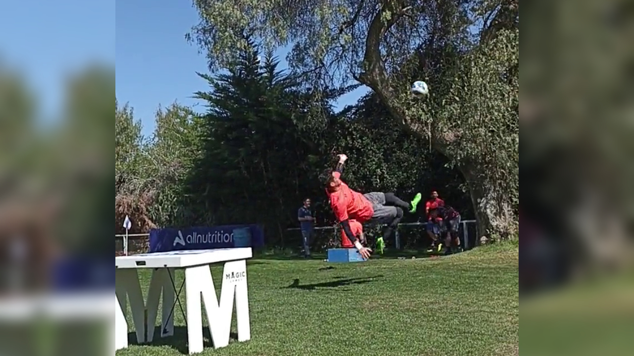 Matías Dituro venció a César Pinares en un mini-juego con una espectacular tijera