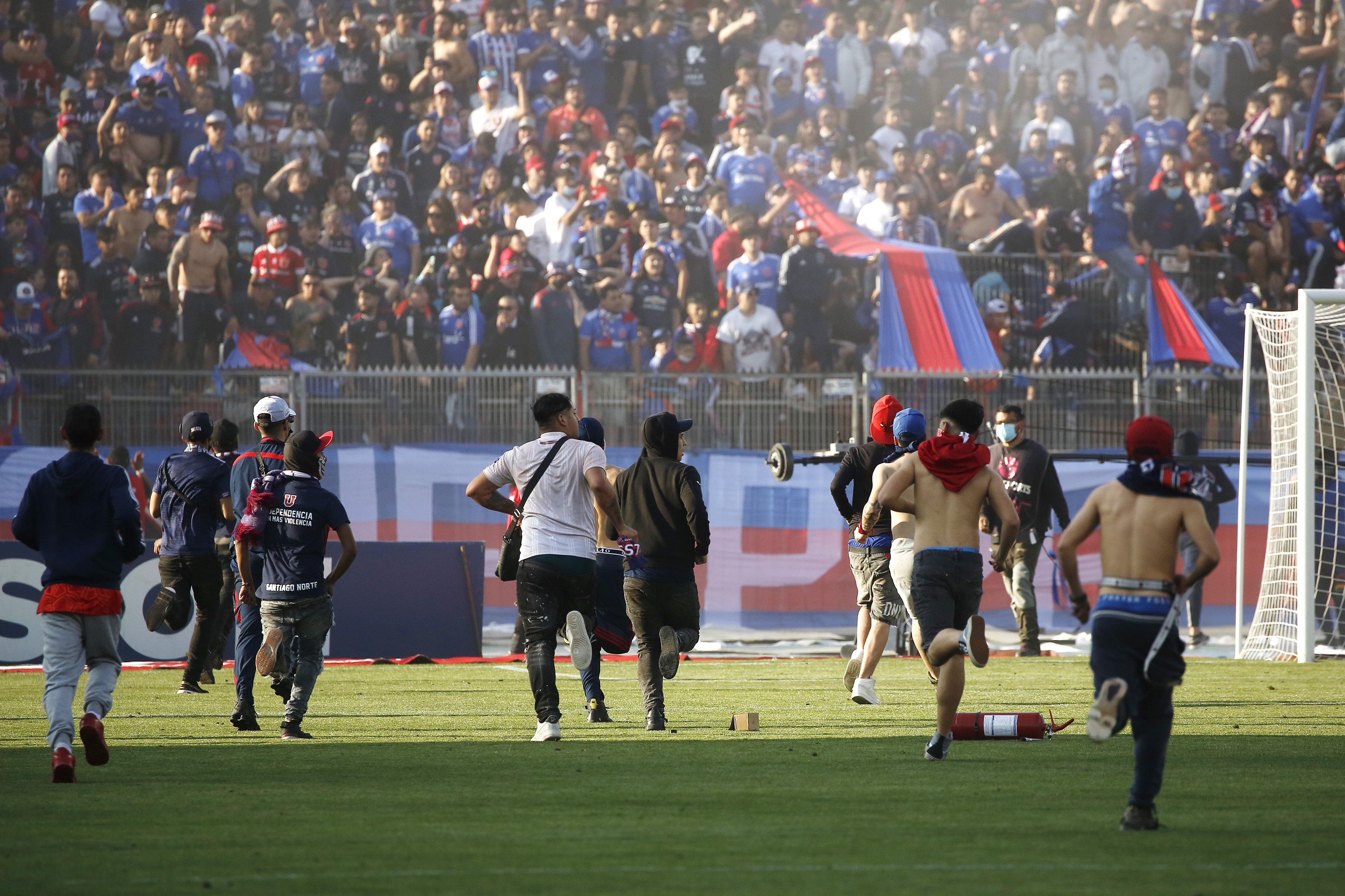 La U aplicó derecho de admisión a 26 responsables por incidentes en clásico universitario