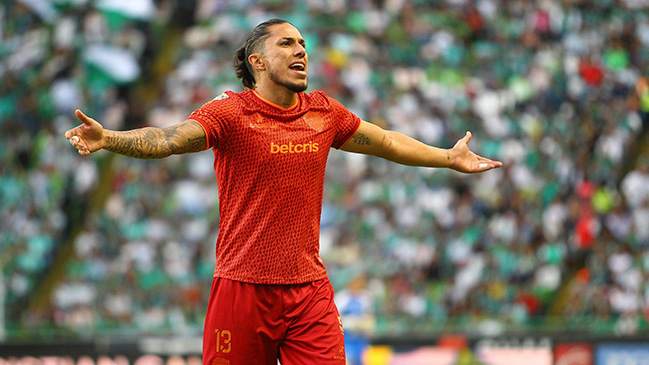 Futbolista aprovechó el entretiempo de un partido para lanzar críticas a los árbitros por Twitter