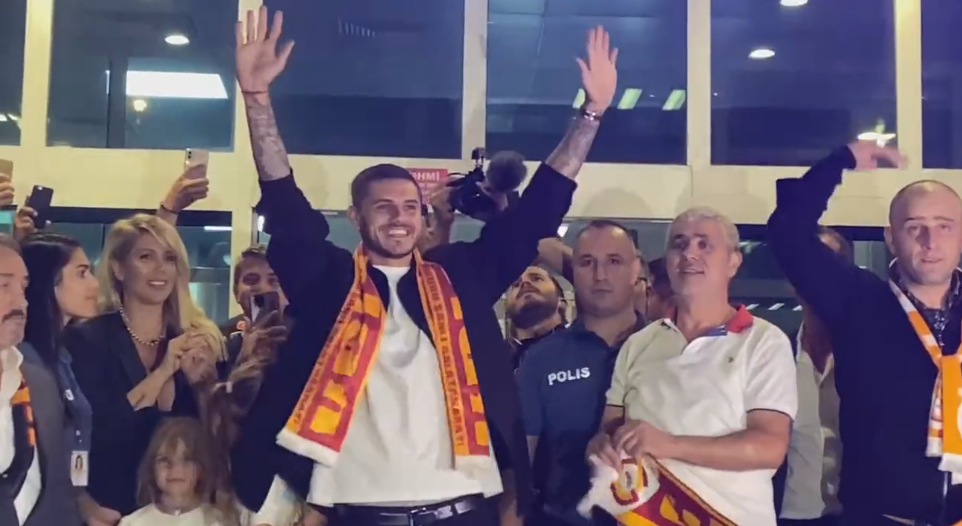 Mauro Icardi llegó a Estambul y fue recibido con vítores por los hinchas de Galatasaray