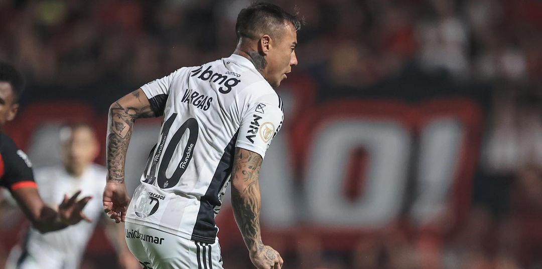 Atlético Mineiro contó con Eduardo Vargas en empate ante Bragantino