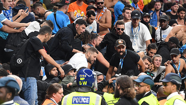 Hinchas de Olympique de Marsella causaron polémica por retirar bandera LGBTIQ