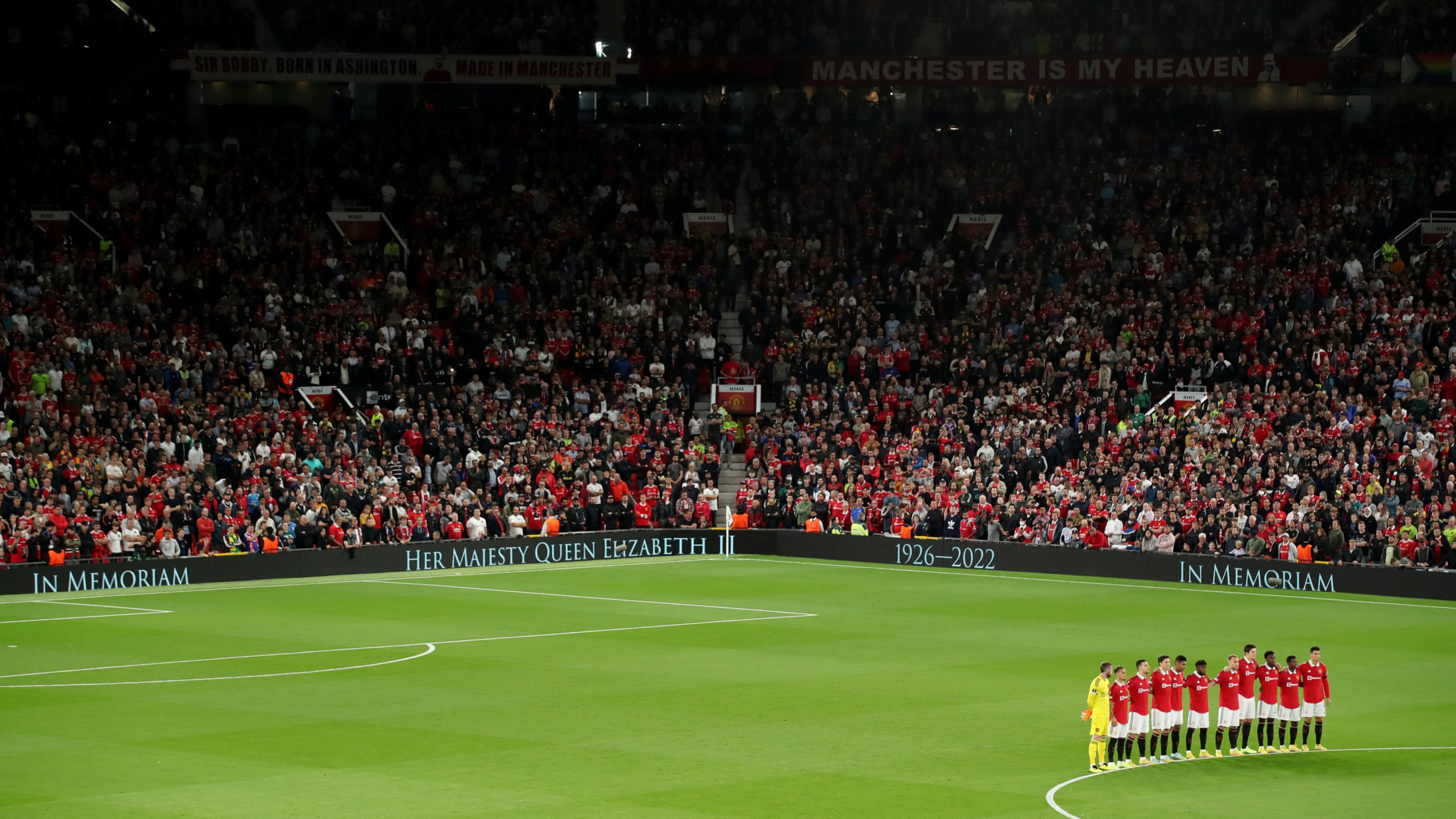 Sobrecogedor: El minuto de silencio en Old Trafford por la muerte de la Reina Isabel II