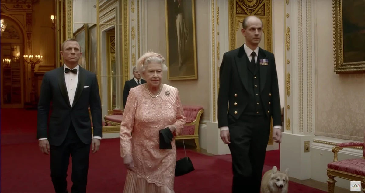 El día que la Reina Isabel II “bajó en paracaídas” con James Bond en los Juegos Olímpicos