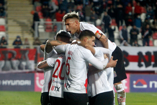 Se niega a bajar de la pelea: Curicó Unido derribó a Unión La Calera y sigue al acecho