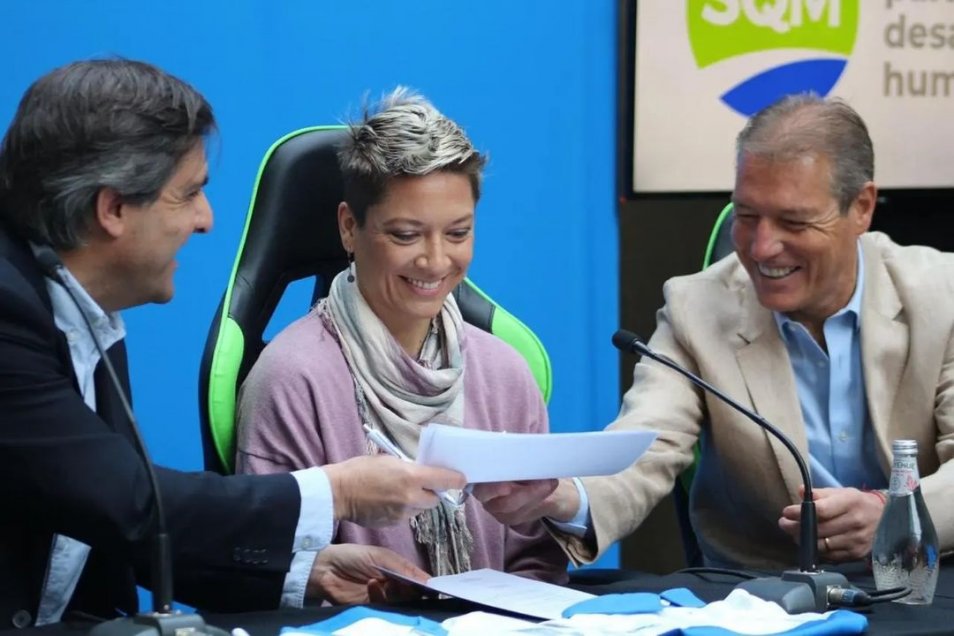 Universidad Católica firmó convenio con SQM a favor de su rama femenina