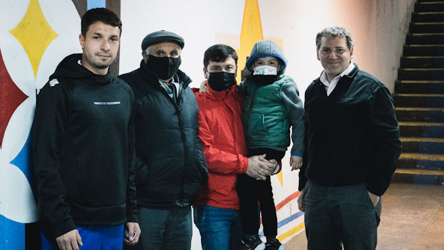 Huachipato llevó al estadio y regaló un abono a adulto mayor que sufrió violento asalto en Talcahuano