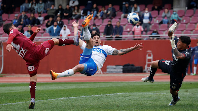 Zampedri puso el tercero a favor de la UC con una pirueta en el área de La Serena