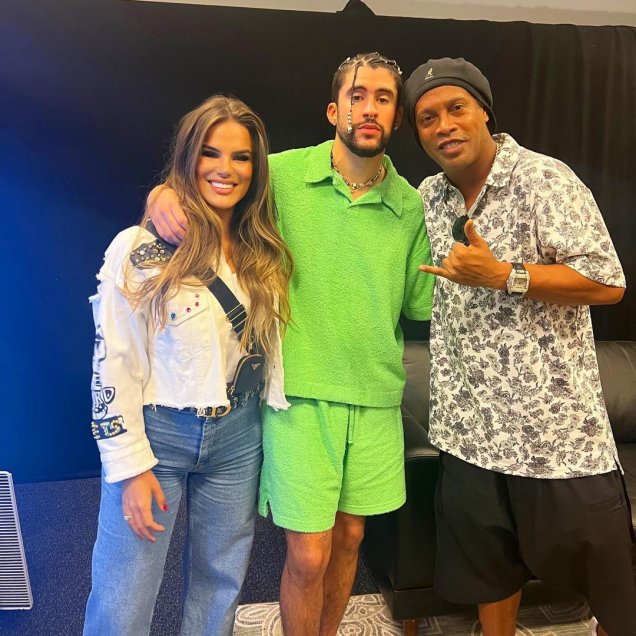 Ronaldinho asistió a concierto de Bad Bunny y se dio un cariñoso abrazo con él