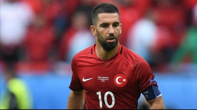 Arda Turan anunció su retiro del fútbol
