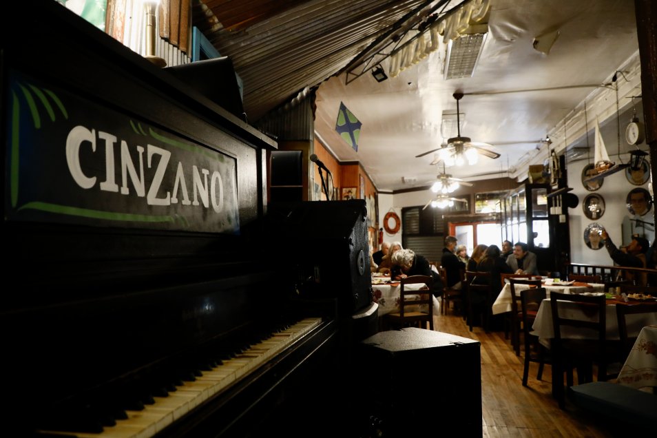 Don Elías fue protagonista en la reapertura del Bar Cinzano