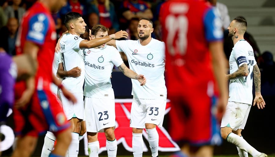 Edin Dzeko y Denzel Dumfries le dieron la victoria a Inter de Milan ante Viktoria Plzen en la Champions