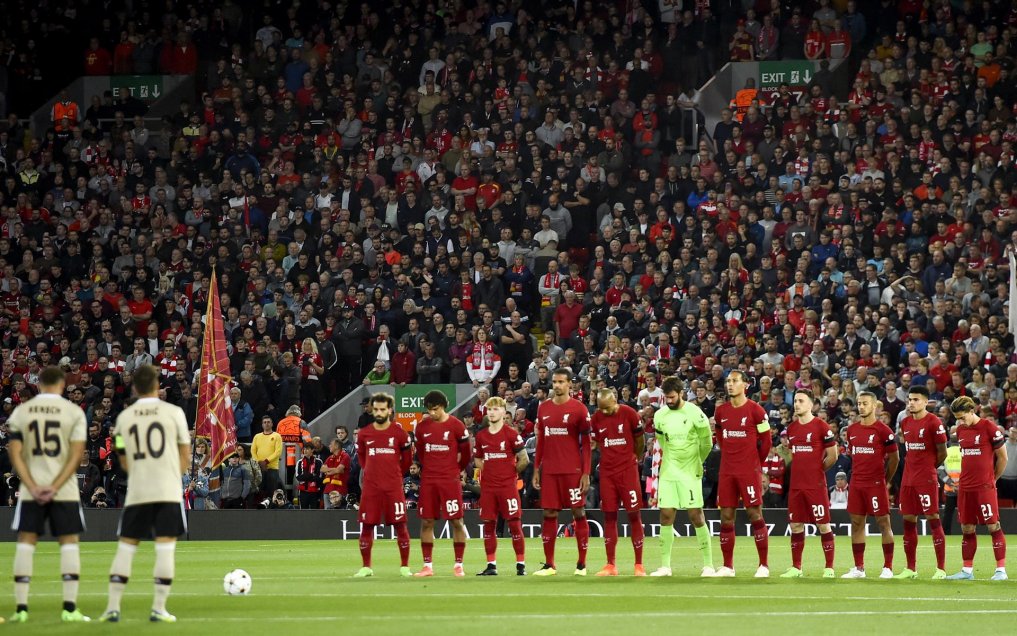 ¡Emotivo! El minuto de silencio en el Liverpool-Ajax en honor a Isabel II