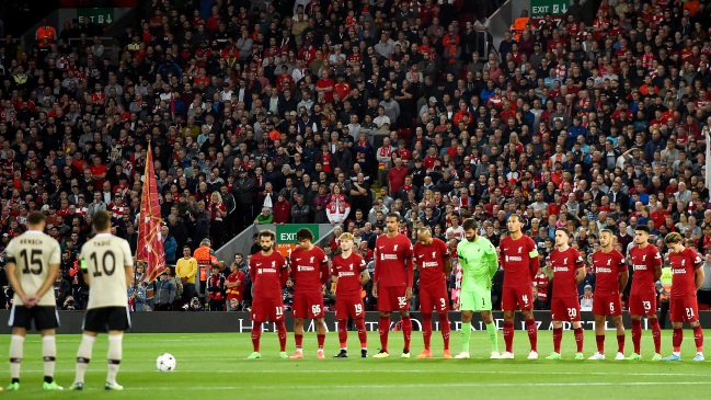 Abucheos y burlas empañaron el minuto de silencio en Anfield por la Reina Isabel II