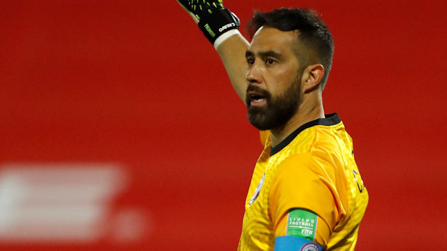 José Ovalle: No saldrá prontamente en Chile un arquero como Claudio Bravo