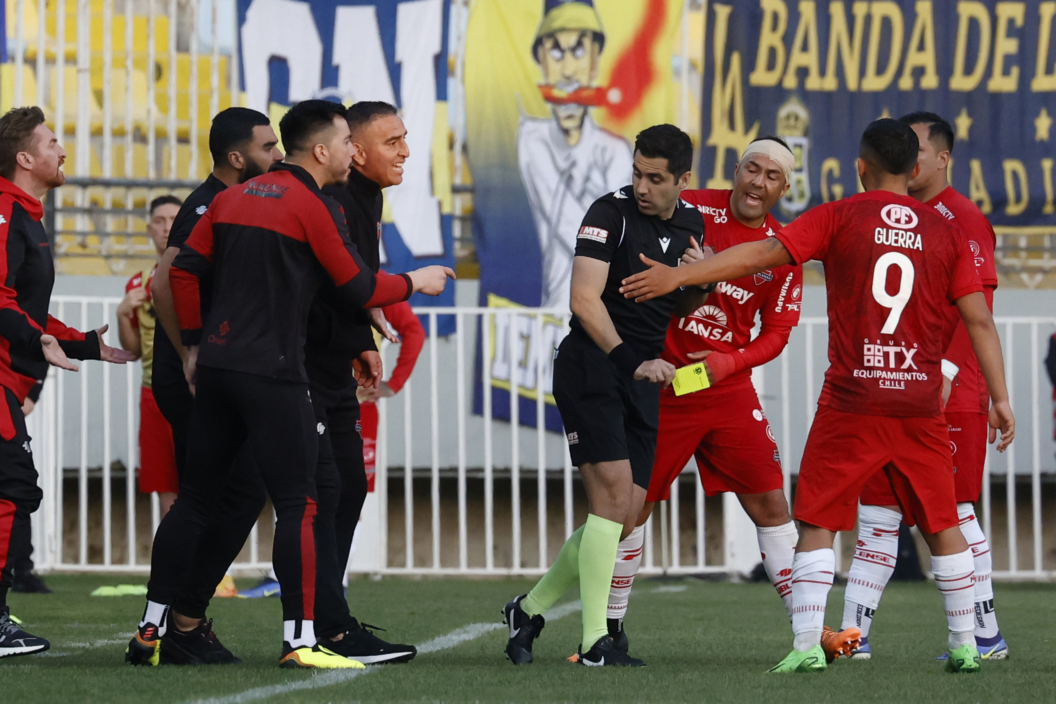 Ñublense enredó puntos y se distanció de Colo Colo en polémico empate con Everton