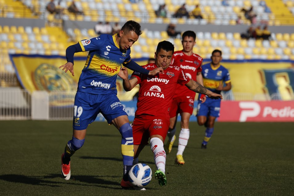 Marcado por el VAR: El tenso empate de Everton y Ñublense en Viña del Mar