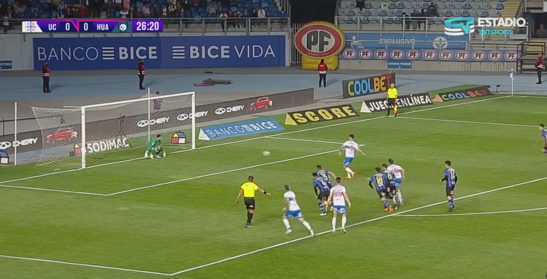 Gabriel Castellón evitó el gol de la UC tras atajar un penal a Fernando Zampedri