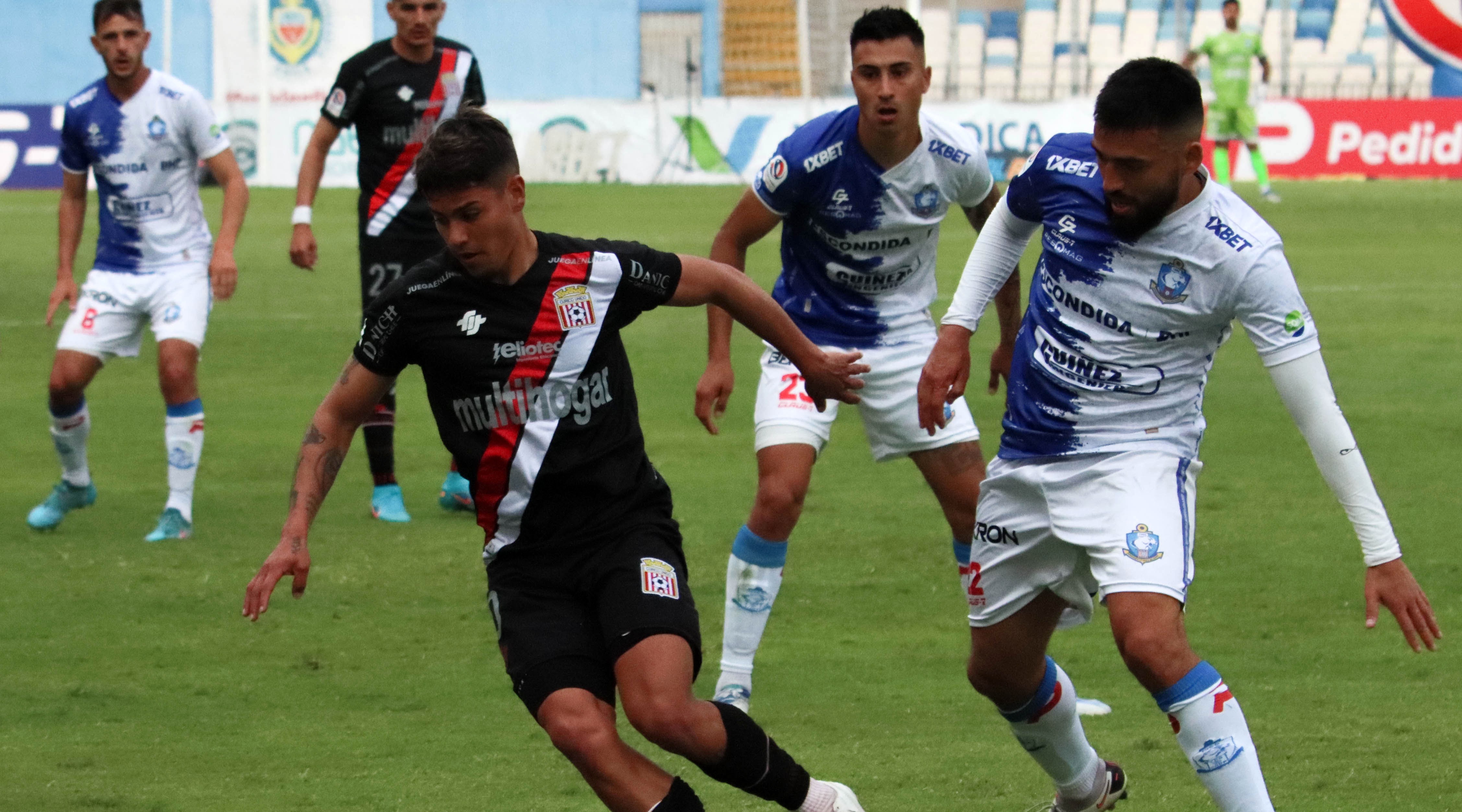 Antofagasta y Curicó Unido le dieron una mano a Colo Colo y U. de Chile con un pálido empate