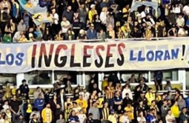 La ofensiva bandera de los hinchas de Rosario Central contra los ingleses y la Reina Isabel II