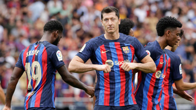 FC Barcelona tomó el liderato de la liga española al arrasar con Elche de Enzo Roco