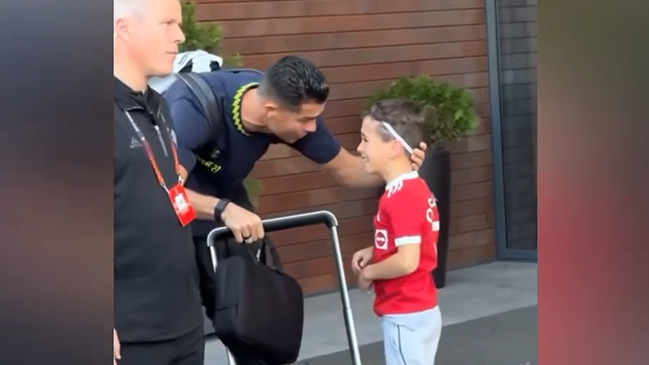 El tierno gesto de Cristiano con un pequeño hincha en la concentración de Manchester United