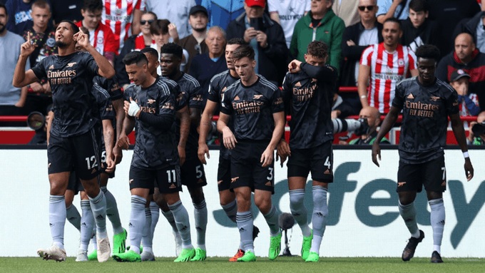 Arsenal goleó a Brentford y recuperó la punta en la Premier League