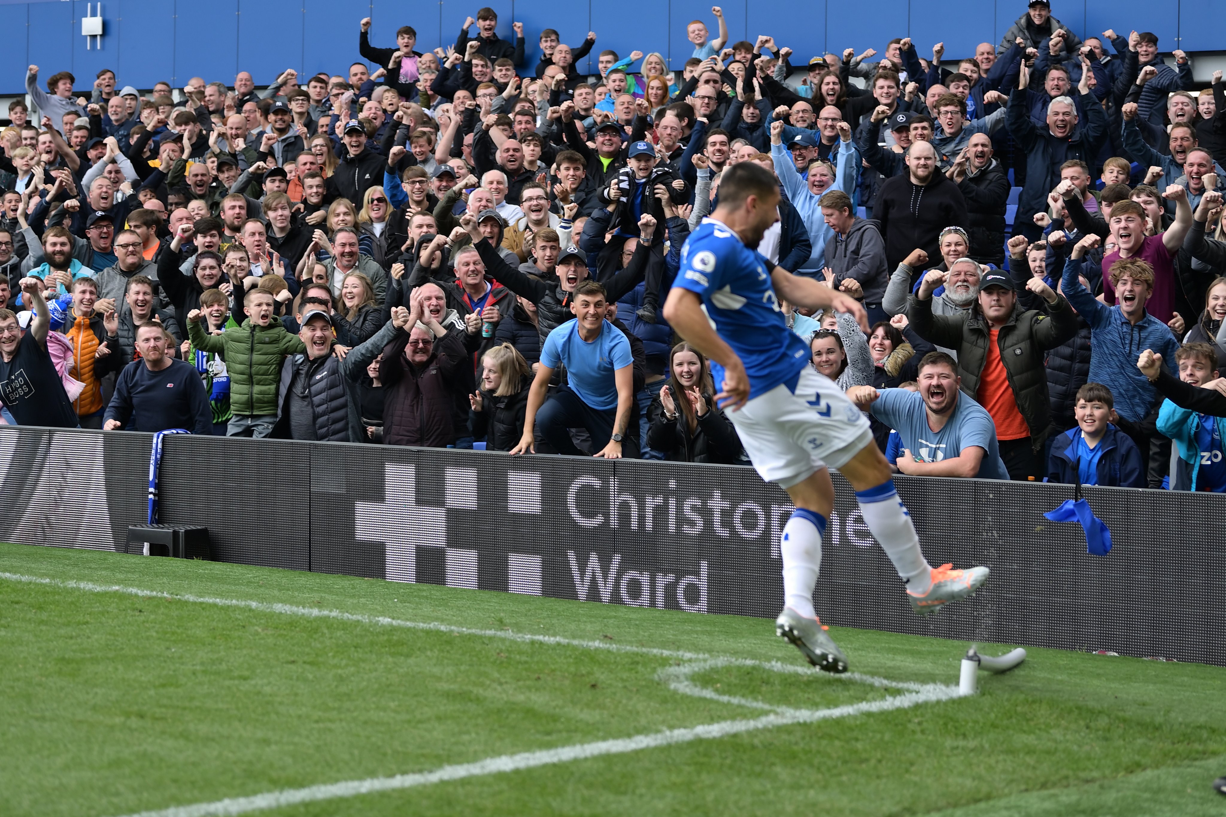 Everton superó a West Ham United con golazo de Neal Maupay
