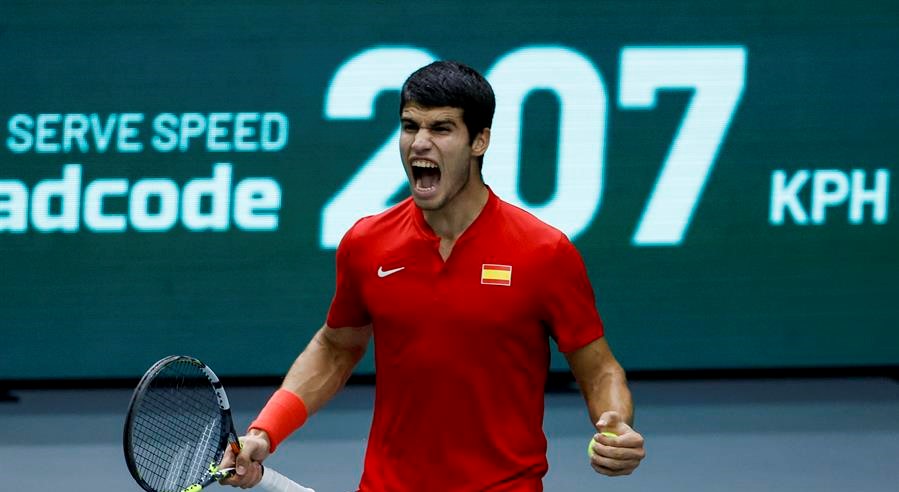 Carlos Alcaraz firmó una trabajada clasificación para España a la la Fase Final de la Copa Davis